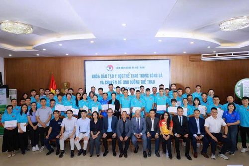 Bế mạc khóa học y học thể thao bóng đá và chuyên đề dinh dưỡng thể thao