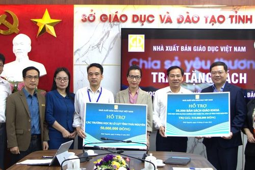 NXBGDVN hỗ trợ sách giáo khoa cho học sinh Thái Nguyên sau bão số 11
