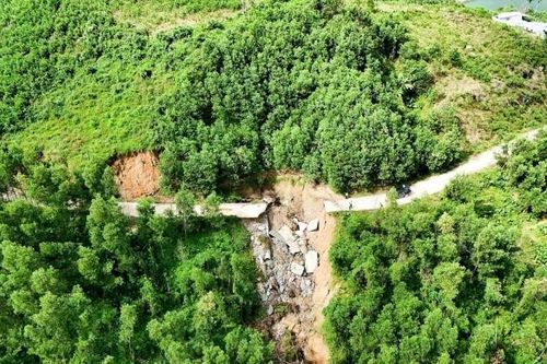 Tìm giải pháp sửa chữa hư hỏng nghiêm trọng đường vào trung tâm xã Trà Đốc