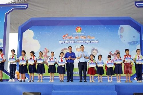 Trao 50 suất học bổng hỗ trợ thiếu nhi có hoàn cảnh khó khăn