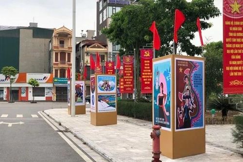 Triển lãm tranh cổ động tấm lớn tuyên truyền thực hiện nếp sống văn minh