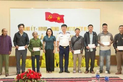 Thăm, tặng 87 suất quà cho người dân xã Trà Leng