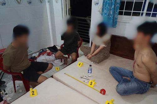 Nghẹn lời vì ngậm 'đá'