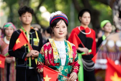 Dàn trai xinh gái đẹp Thủ đô diện cổ phục Việt xuống phố