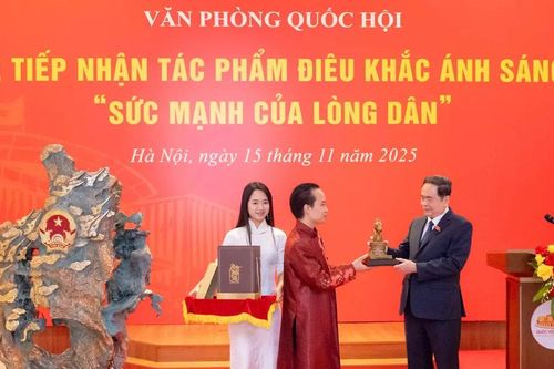 Bảo tàng Quốc hội tiếp nhận tác phẩm nghệ thuật điêu khắc ánh sáng 'Sức mạnh của lòng dân'