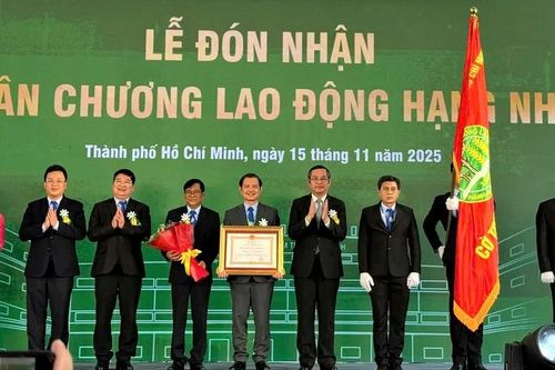 Trường ĐH Nông lâm TPHCM đón nhận Huân chương Lao động hạng nhì