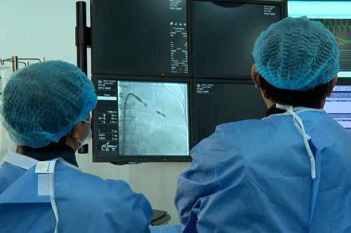 Đặt thiết bị nhỏ bằng viên thuốc vào tim, cứu sống cụ bà 83 tuổi