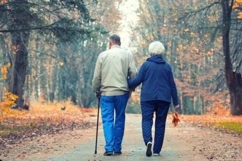 3 việc con cháu không nên làm với ông bà tuổi già