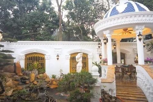 Toàn cảnh biệt thự dát vàng như cung điện giữa lòng Kinh Bắc