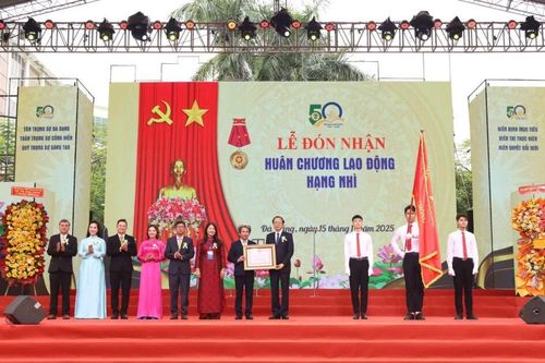 Trường Đại học Sư phạm Đà Nẵng đón nhận Huân chương Lao động hạng Nhì