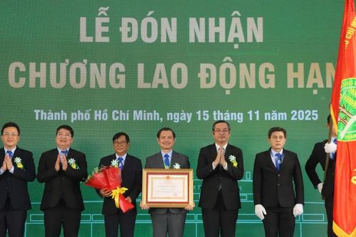 Trường Đại học Nông Lâm TPHCM đón nhận Huân chương Lao động hạng Nhì