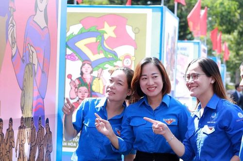 Trưng bày tranh cổ động nếp sống văn minh tại Bắc Ninh
