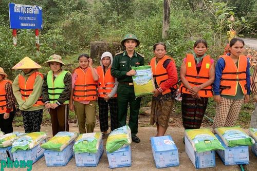 Tặng quà hộ gia đình khó khăn bị ảnh hưởng bởi bão lũ