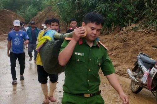 Xuyên đường sạt lở, Công an Đà Nẵng cùng bà con khiêng người bị thương đi cấp cứu
