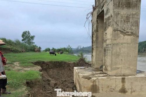 Trụ cầu treo bị khoét hàm ếch, rọ đá lộ thiên