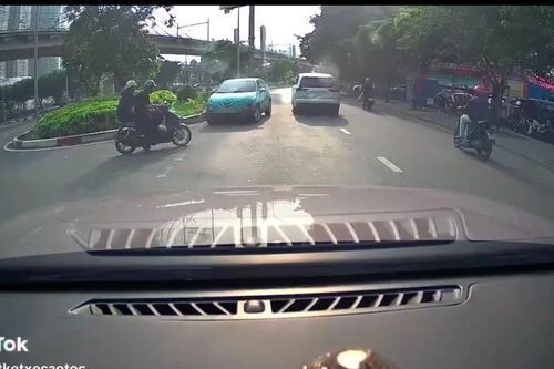 Tài xế taxi công nghệ đi ngược chiều bị phạt 19 triệu đồng