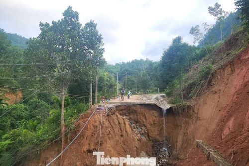 Tuyến huyết mạch bị 'xé toạc', người dân Quảng Ngãi căng dây ròng rọc chuyển lương thực giữa núi rừng