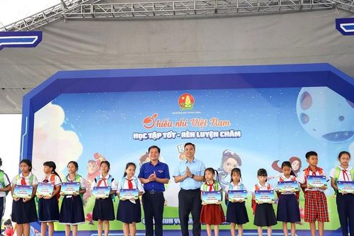 Hội đồng Đội Trung ương trao học bổng tại Ngày hội thiếu nhi Việt Nam