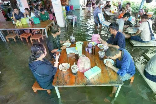 Lý do một nhà hàng bị ngập lụt gây sốt toàn thế giới