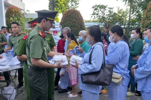 Tuổi trẻ Công an An Giang trao 600 suất ăn miễn phí cho bệnh nhân nghèo
