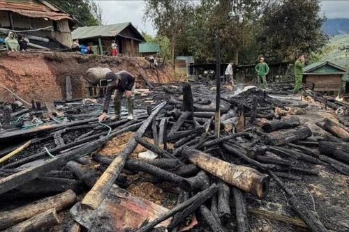 'Bà hỏa' thiêu rụi 2 ngôi nhà gỗ của đồng bào Xơ Đăng