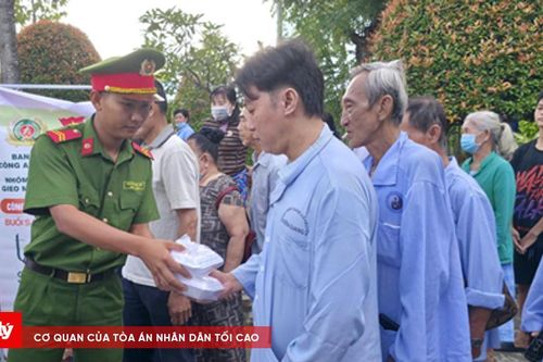 Tuổi trẻ Công an tỉnh An Giang cùng nhóm thiện nguyện tặng suất ăn miễn phí cho bệnh nhân nghèo