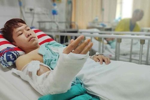 Con trai bị ung thư dạng hiếm, cha mẹ nghèo thế chấp nhà không đủ tiền chạy chữa