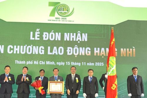 Trường ĐH Nông Lâm TPHCM đón Huân chương Lao động hạng Nhì