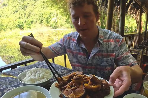 Khách Tây thử đặc sản lạ miệng ở Ninh Bình, khen ngon 'nhất định phải thử'