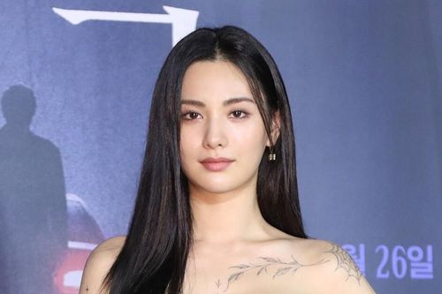 Nữ ca sĩ 'đẹp nhất thế giới' khống chế cướp có hung khí xông vào nhà