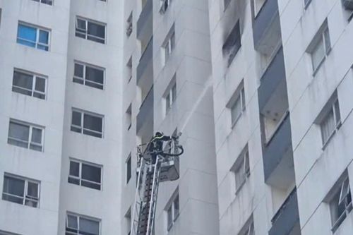 Cháy căn hộ tầng 12 chung cư ở TPHCM, hàng trăm người hoảng loạn tháo chạy