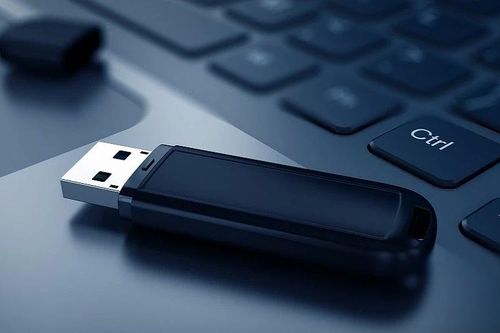 Cảnh sát Đức cảnh báo an ninh do nhiều nghị sỹ nhận được USB lạ