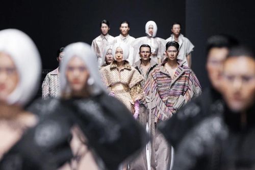 Những chuyển động giao thoa văn hóa giàu tính thẩm mỹ trên sàn runway Việt Nam