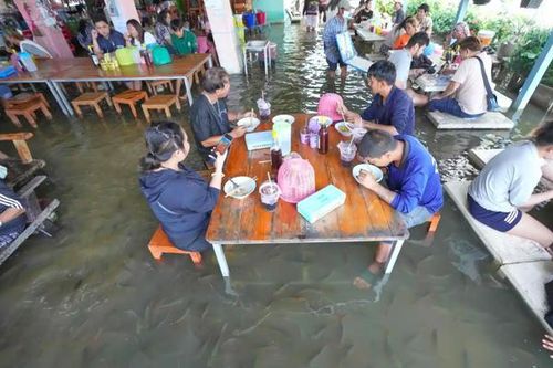 Trải nghiệm ẩm thực độc đáo ở Thái Lan: Vừa ăn vừa ngâm chân trong nước lũ
