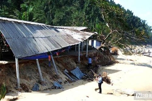 Chùm ảnh: Bãi biển tuyệt đẹp ở Huế bị sóng dữ 'xóa sổ' chỉ sau một đêm