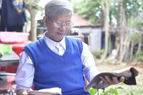 Người thầy 76 tuổi dành hơn nửa đời tự học và truyền dạy chữ Thái cổ