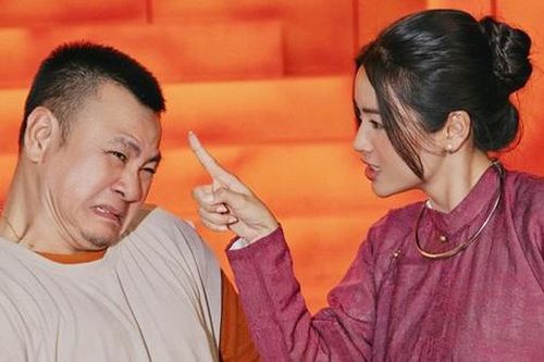 NSND Tự Long bị 'gái xinh chỉ thẳng mặt'