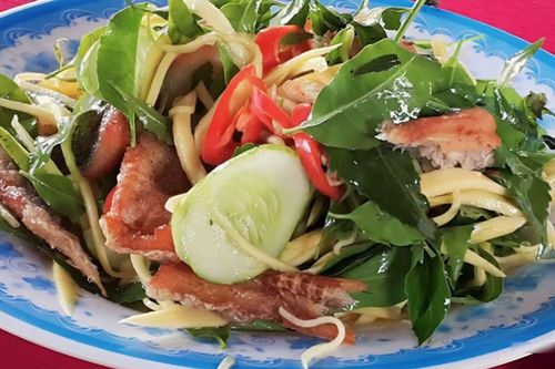 Loại lá có vị cực đắng, trộn gỏi với khô cá sặc thành đặc sản miền Tây, ăn ngon quên lối về