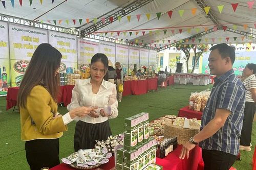 Hàng trăm sản phẩm được bày bán tại phiên chợ thực phẩm an toàn
