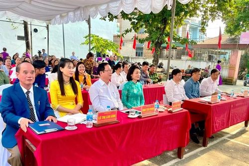 Cán bộ, Nhân dân tổ dân phố số 8, phường Bỉm Sơn chung vui Ngày hội Đại đoàn kết