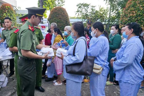 Tặng suất ăn miễn phí cho bệnh nhân nghèo
