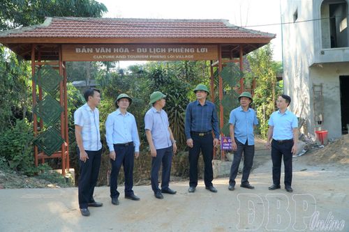 Phó Chủ tịch UBND tỉnh Lò Văn Cương kiểm tra tiến độ xây dựng bản văn hóa du lịch cộng đồng Phiêng Lơi