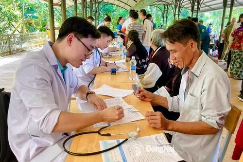Khám bệnh, cấp thuốc miễn phí cho người dân khó khăn ở xã Tân Lợi