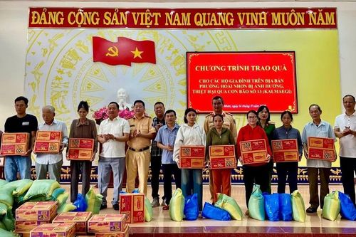 Trao 298 suất quà hỗ trợ người dân khu vực Hoài Nhơn bị thiệt hại do bão số 13
