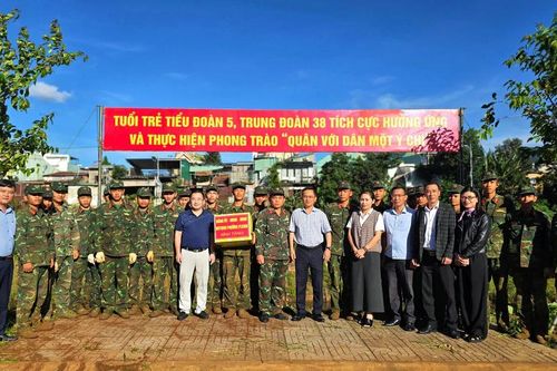 Lãnh đạo phường Pleiku thăm, tặng quà động viên cán bộ, chiến sĩ Sư đoàn 2 dọn dẹp bờ kè suối Hội Phú