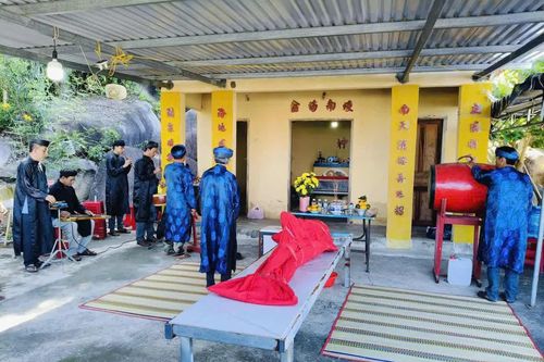 Người dân thôn Nước Ngọt tổ chức tang lễ cho cá Ông