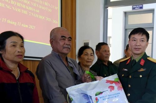 Học viện Lục quân tặng quà gia đình chính sách tại xã Ninh Gia