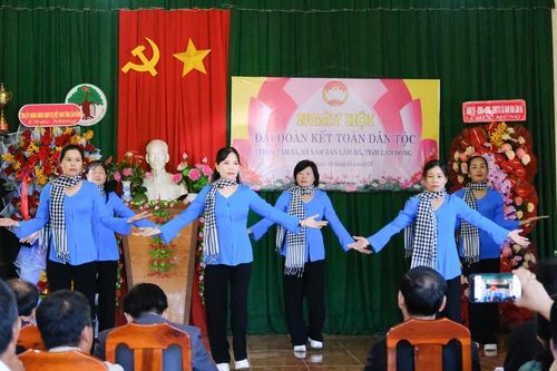 Bà con Tầm Xá phấn khởi trong Ngày hội Đại đoàn kết