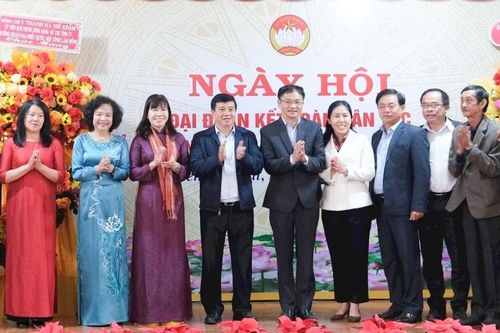 Bí thư Tỉnh ủy Lâm Đồng Y Thanh Hà Niê Kđăm chung vui Ngày hội Đại đoàn kết với Nhân dân Làng hoa Hà Đông