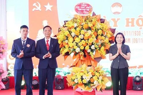 Phó Chủ tịch UBND tỉnh Phùng Thị Kim Nga dự Ngày hội Đại đoàn kết toàn dân tộc tại thôn Phú Hậu